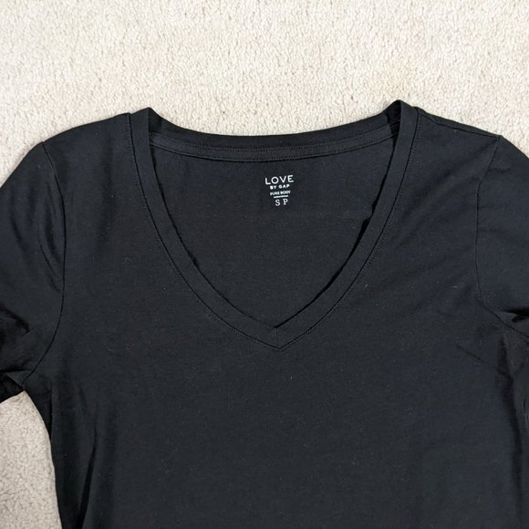 (Bundle 2 for $8) EUC LOVE by Gap Black V-neck T-shirt - Picture 3 of 4